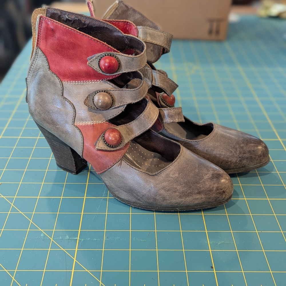 L'Artiste Spring Step Ankle Button Heels